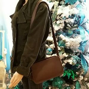 🔥 PRICE FIRM COACH EAST-WEST LEATHER BAG🔥